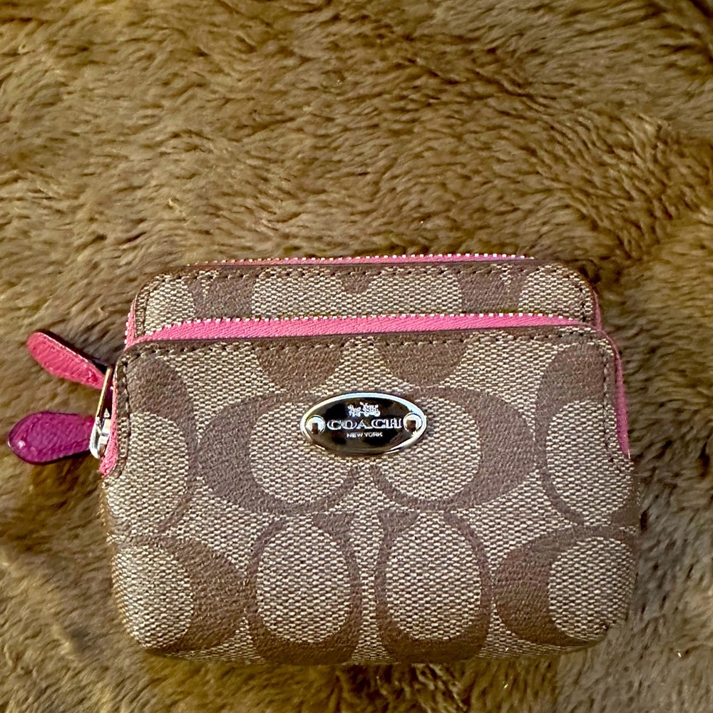 COACH  DOUBLE ZIP COIN WALLET IN SIGNATURE CANVAS 
SILVER/KHAKI/SUNSET RED